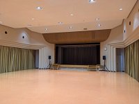 集会室内観